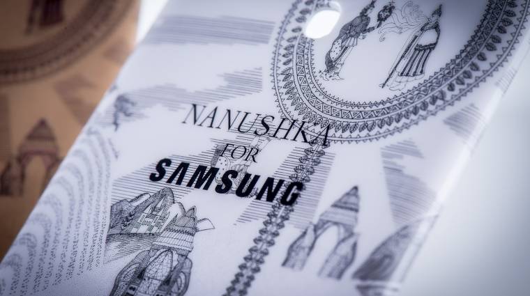 Exkluzív hátlapot tervezett a Nanushka a Samsung Galaxy S4-hez kép