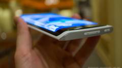 Hajlított kijelzős mobil jön a Samsungtól kép