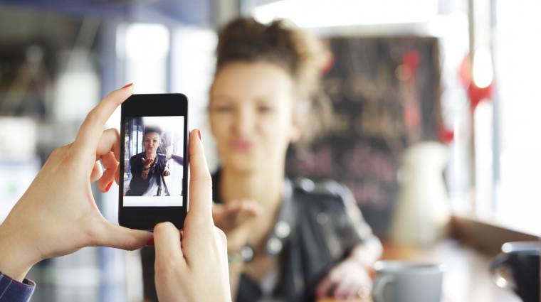 A férfiak 3 százaléka iPhone-ra cserélné a barátnőjét kép