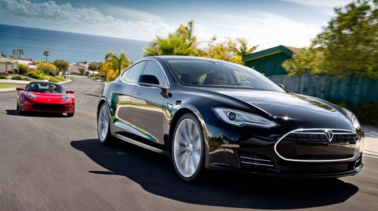 Musk: a Tesla önvezető autóihoz sofőr is kell kép