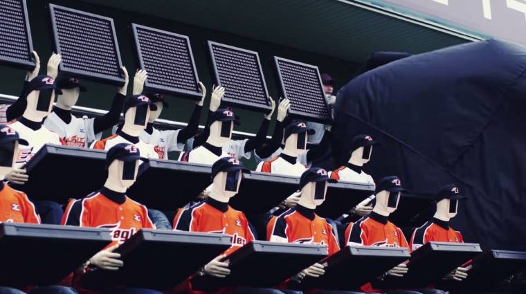 Robotszurkolók buzdítják Korea legrosszabb baseballcsapatát kép
