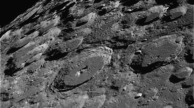 A Holdon lakhatnak az asztronauták kép