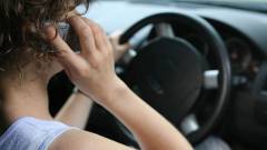 Az autó figyelheti, ha vezetés közben telefonálunk kép