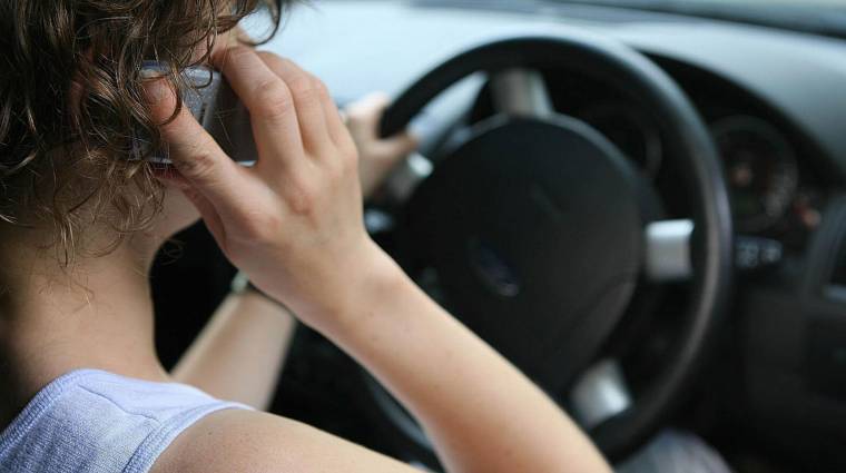 Az autó figyelheti, ha vezetés közben telefonálunk kép