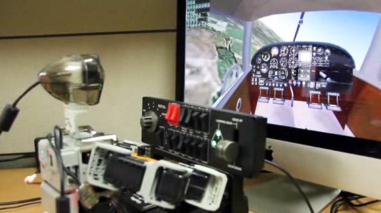 Így vezet repülőt az aprócska robotpilóta kép