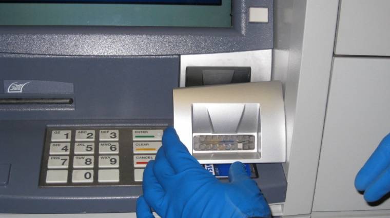 Így lophatják el a bankkártyánk adatait az ATM-nél kép