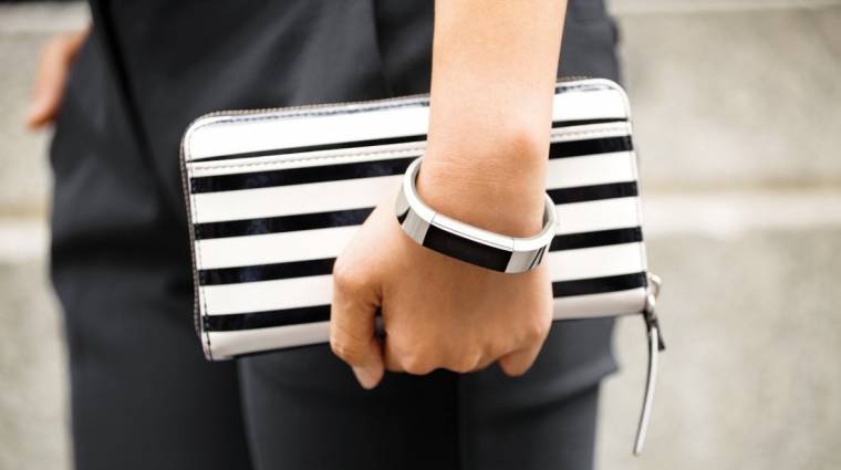 Stílusos lett a Fitbit legújabb fitneszes karkötője kép