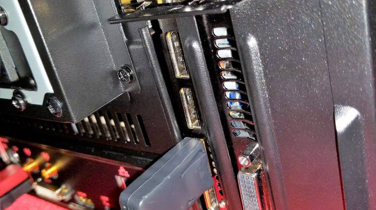 Lefotózták a Polaris-alapú AMD kártya csatlakozóit kép