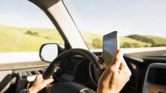 Twitteren szégyenítik meg a vezetés közben mobilozókat kép