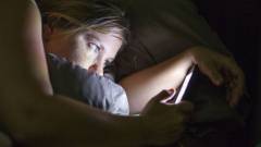 Átmeneti vakságot okoz az éjszakai telefonhasználat kép