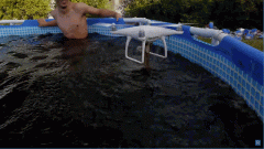 Így fürdik egy drága drón a kólában kép