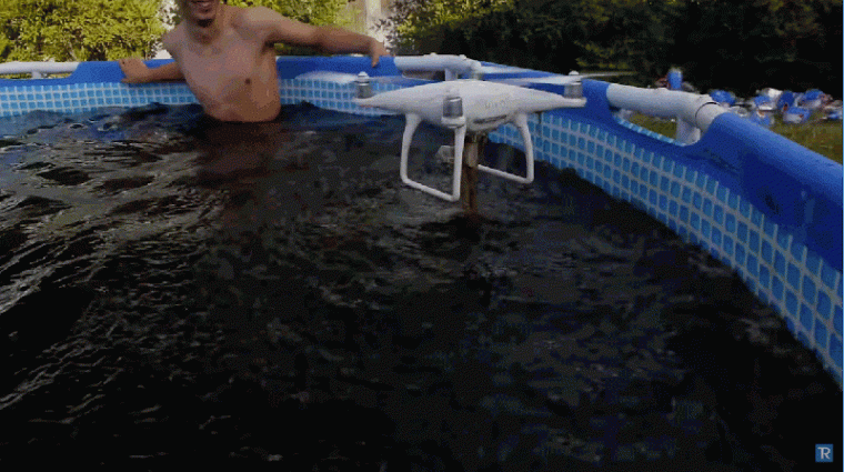 Így fürdik egy drága drón a kólában kép