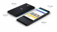 Három androidos Blackberry mobilon folyik a munka kép