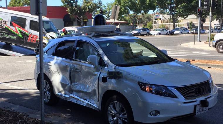 Jól összetörték a Google egyik önvezető autóját kép