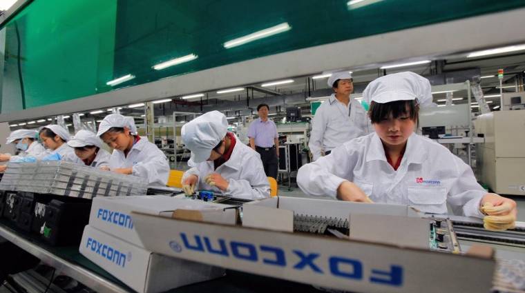 Robotokra cseréli dolgozóit a Foxconn kép