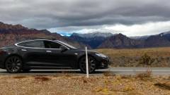 Így ragad egy Tesla a sivatagban kép