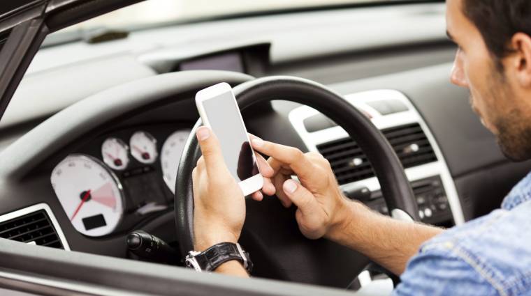 Az okostelefonok miatt egyre veszélyesebb autóval közlekedni kép