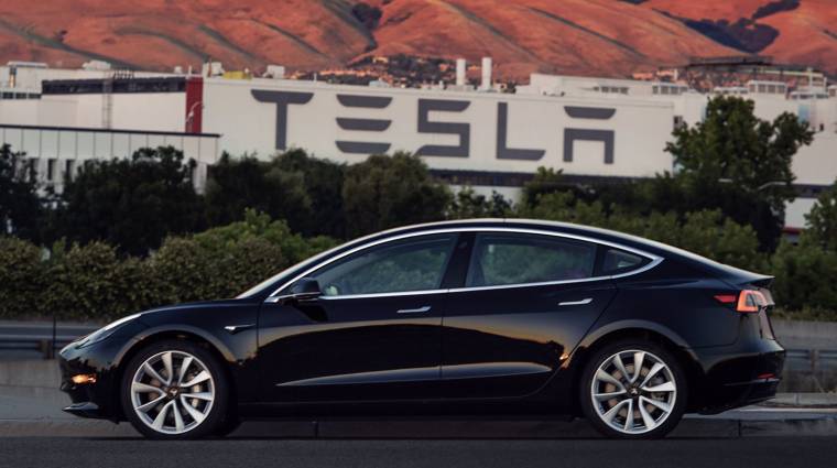 Musk garázsa felé vette az irányt az első Tesla Model 3 kép