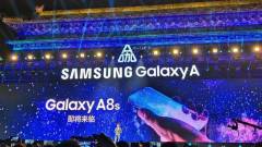 Lyukat üt a kijelzőbe a Samsung Galaxy A8s kép